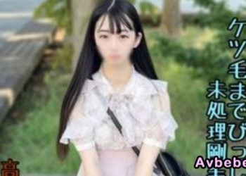 【高清素人】濃毛的18歲美少女 陰毛已經長到內褲外露 無法抵抗突如其來的射精。