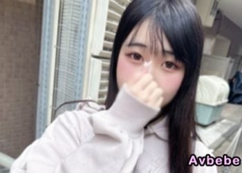 【高清素人】【性經驗極少！ 】全臉曝光♥ W大學藥學院女生一邊吸吮一邊對著鏡頭比YA手勢 ♥ 黑髮整潔漂亮的美女。