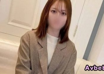 【高清素人】身材苗條、中長髮、開朗的美女。一絲不掛把震動器貼在小穴上 很快就達到了高潮