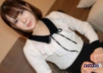 【高清素人】擁有雪白美肌的清純系美女！大方展現形狀與顏色都極其漂亮的私密處！看似文靜端莊，私底下卻是超愛色色的人妻/美女！精液吞嚥與內射直擊。