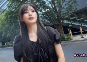 【高清素人】從事醫療相關工作、身材出眾的巨乳妹！對於突如其來的搭訕也爽快答應，在超 High 女孩的色氣乳房誘惑下，興奮不已地進行了內射。