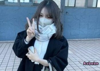 【高清素人】絕世白皙辣妹美澪初登場！長靴束縛下的白日荒淫。直擊骨感美少女在飯店落地窗前理智斷線，保留長靴的禁斷裝扮，在濕熱抽插中迎接全身顫抖。沈溺於跨越日常的無套內射，純白胴體淪為慾望祭品的自拍實錄！