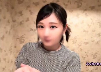 【高清素人】文靜嬌小微乳若妻：外表老實卻用他人的肉棒發洩性欲，狂喊著比老公的還舒服，最後被他人精液生種付中出！