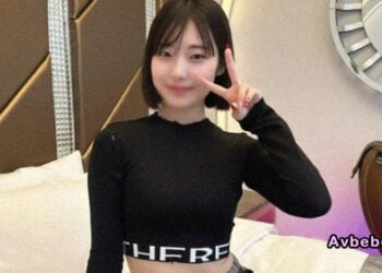 【高清素人】色白纖細美女極致開發：敏感名器被頂到連續高潮痙攣，翻白眼流口水嬌喊「再深一點」，主動求饒要被塞滿！