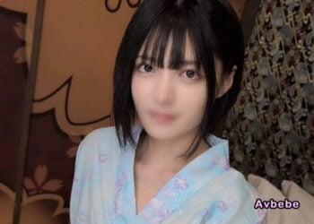 【高清素人】反差萌！明明是清純系卻「色氣爆表」的超可愛女大學生・20 歲 ⇒ 在露天溫泉被內射後，穿著浴衣大方掰開私處（Yuminy）