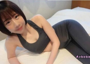 【高清素人】趁男友不在家時他的友人再次拜訪。半強迫地誘惑正在做瑜伽的她進行 NTR，激烈活塞運動後在沙發上內射