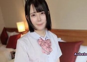 【高清素人】這是一個超可愛且真實感十足的 18 歲 〇〇 素顏。令人憐愛的梨花醬，內褲滲出的大量愛液……簡直讓人受不了！！用吸引器玩弄乳頭——理所當然地，陰蒂也跟著挺立了起來。