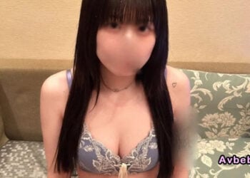 【高清素人】與知名人氣女僕咖啡廳店員 リリ（Riri）醬的約會權竟然是去飯店！！管他什麼經理同行！！最後忍不住直接演變成 3P。這絕對不能被店裡發現