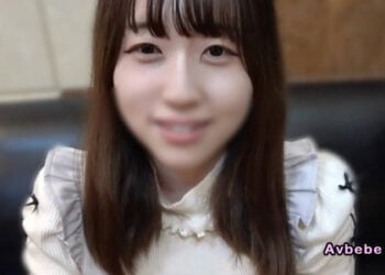 【高清素人】這對巨乳！來到東京才 1 年、還不習慣大都市生活的女子大學生，請盡情享受她那稚嫩純真的性愛！