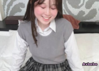 【高清素人】被制服包裹著的真實 18 歲白皙棉花糖般身材。無套內射的秘密約會影像