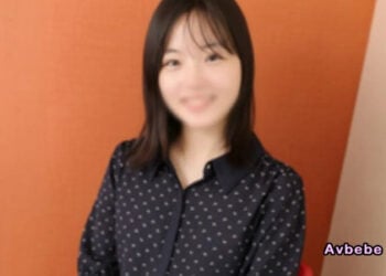 【高清素人】【152cm，剛畢業不久的體毛茂密醬（Mako-chan）。】她那嬌小的身體遭受激烈的抽插，並嬌喊著「想喝很多精子♡」，最後在口內射精並強迫她吞下，總共兩發！