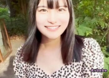 【高清素人】清純派黑髮的文靜女孩，對巨大的肉棒興奮不已！被猛烈的活塞運動抽插到極致悶絕、高潮噴發！