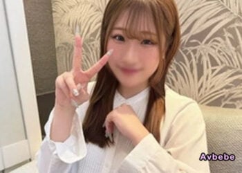 【高清素人】長相與舉止都充滿魅力的醫療系應屆畢業生。因為身體契合度太好，被抽插到陰道深處，讓她驚呼「感覺好像怪怪的……！」並頻頻痙攣。對她那粉紅色的緊緻美穴進行了飽滿的內射。