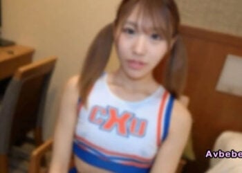 【高清素人】超級適合的雙馬尾！臉蛋極小，簡直可愛過頭了！在啦啦隊鍛鍊出的苗條身材，擁有超強核心的蜘蛛式騎乘位實在讓人受不了……大量顏射與內射。