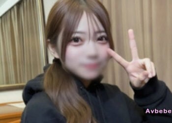 【高清素人】F 罩杯、雪白纖細美體的瑞希（Mizuki）醬。穿著女僕裝在窗邊被從背後進入，羞紅了臉，發出「啊……要去了！」的聲音，身體痙攣顫抖。在濕潤的陰道中滿滿地進行內射調教。