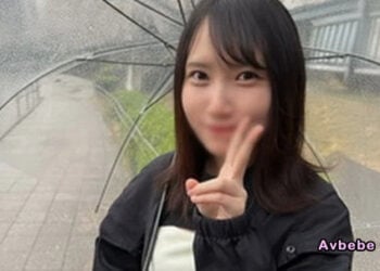 【高清素人】擁有八頭身、皮膚白皙的纖細美女。懇求著「請插進來」的模樣，逐漸變得放蕩凌亂。在柔軟且緊緻的翹臀被劇烈衝撞的同時，濕潤的身體迎來了一次又一次的高潮，最後在陰道深處被瘋狂內射。