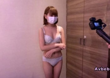 【高清素人】這是 Kira（18歲，152cm，38kg）一位敏感又可愛的女孩，她在玩弄玩具時身體顫抖，隨後進行了肛門貫通與 ATM（口交排精）。