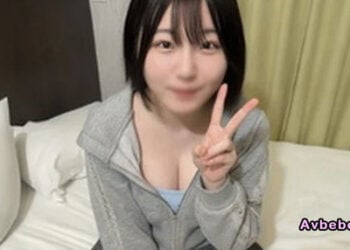 【高清素人】笑容與身體都擁有壓倒性透明感的少女。在激烈衝刺下，晃動著雪白的 G 罩杯美乳，並反覆喊著「好舒服，要去了……！」達到絕頂，擁有極致敏感的身體。理智盡失，發出陣陣嬌喘的造人過程。