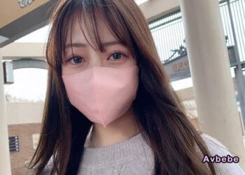 【高清素人】(字幕)年僅20歲便已擁有如此性感的曲線美 這位膚白胸大 F罩杯的現役女大學生 以淫靡的表情貪婪地吮吸肉棒 最終被連續內射