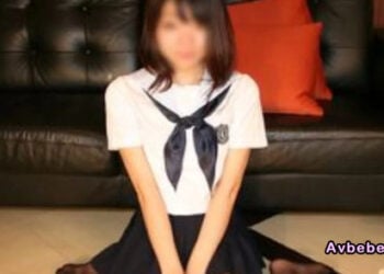 【高清素人】＜性經驗人數僅有1人。青森出身 音大生18歲☆讀者模特兒 身材條件值115 160cm 45kg E罩杯＞破處後僅過半年就無套插入⇒中出
