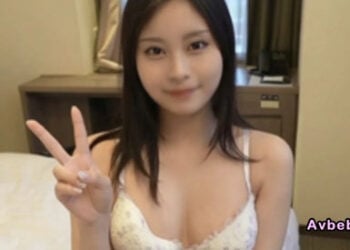【高清素人】游泳部資歷 10 年的運動系美女。「不行，這裡有人……」被開啟了遠端遙控跳蛋的開關，在路邊達到高潮並蹲了下去。接受前輩陽具的多次「調教」，被狠狠地注入了滿滿的精液。