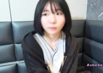 【高清素人】初次 18 歲 爆乳美女：「陽具太美味了，口水都流出來了，」以跨坐體位連續痙攣！將累積一週的精液全部灌入那沒用的小穴中進行造人。