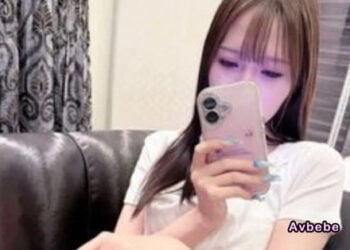 【高清素人】【完全私藏影像】啊～不行不行不行！被大叔的陰莖頂到極限了！這是在約定絕不給任何人看的情況下拍攝的，光滑美陰部的極品炮友。理性崩壞、興奮到狂亂高潮的模樣。