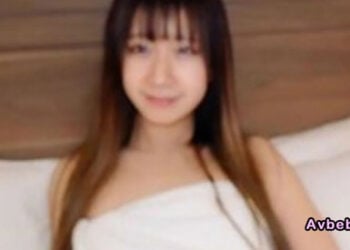 【高清素人】身高 171 公分的纖細美女！雖然散發著清純的氛圍，但大陰唇微張、非常猥褻的小穴超級色情！口交吞精、體內中出。