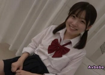 【高清素人】(字幕)可愛素人Deco醬的無毛中出自拍 第二部