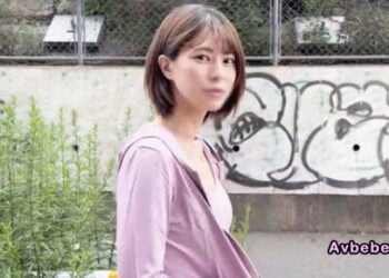 【高清素人】雙語美女顧問。她用那緊緻誘人的身軀施展甜美誘惑，緊緊包裹著你的肉棒，掌控著你的高潮節奏。