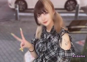 【高清素人】※極品美乳。將那位在社群平台X上獲得萬人轉發爆紅的美髮師給成功勾引到手，並實行私密性愛自拍。不連續內射絕對不甘心…