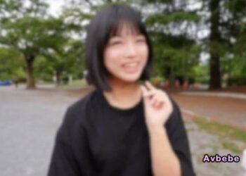 【高清素人】既純真乖巧又性慾高漲！正值青春水嫩、18歲的純情妹子，濃密中出。