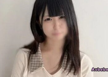 【高清素人】被灌滿精液的她，轉頭竟然還對著鏡頭開心比 YA！超級變態女友，在鏡頭前徹底解放被虐狂屬性、瘋狂連續高潮！