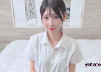 【高清素人】【豪華狂灌 3 發內射】 19 歲、長相楚楚可憐、雪白肌膚且身段纖細的極品美少女