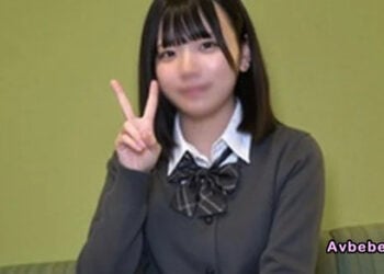 【高清素人】身高僅有 150 公分左右、擁有一副茂密體毛與粗硬陰毛的矮個子女大生，竟然穿回了以前的學生制服♥