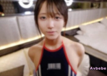 【高清素人】【20 歲】擁有 E 罩杯與神級身材的爆乳美女。穿著競泳泳裝練瑜伽而舒服到失神呻吟