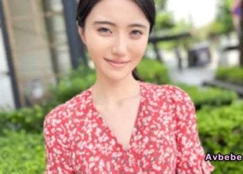 【高清素人】【19 歲】堪稱理論值的白皙纖細腹筋美體女孩。毫不留情地將精液灌入子宮內