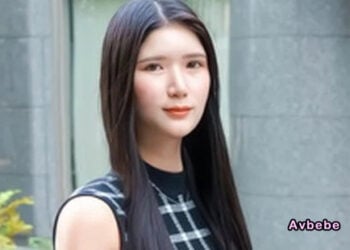 【高清素人】外表看似清秀的白皙美人空服員。連肛門都跟著痙攣收縮、流淌著精液，淪為活體飛機杯