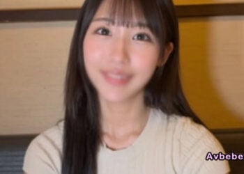 【高清素人】現役音樂系大學生！穿著昔日的制服、無毛陰戶高潮的同時被狠狠內射♥️